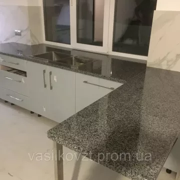 Стільниця з сірого покостівського граніту